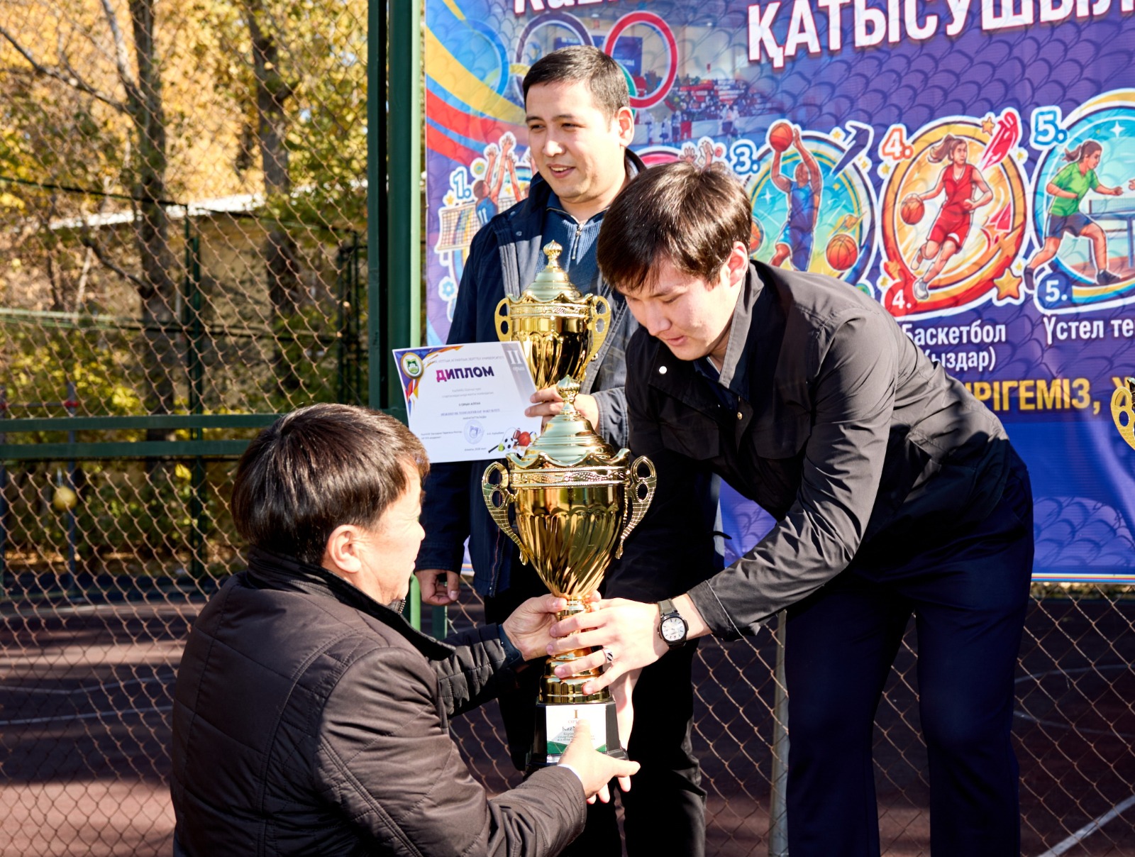 KazNARU-да БІРІНШІ КУРС СТУДЕНТТЕРІ СПАРТАКИАДАСЫНЫҢ ЖЕҢІМПАЗДАРЫ МАРАПАТТАЛДЫ